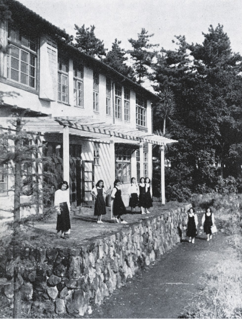 旧本館のパーゴラ。石垣は1号館に今も面影を留める。（昭和23年頃）