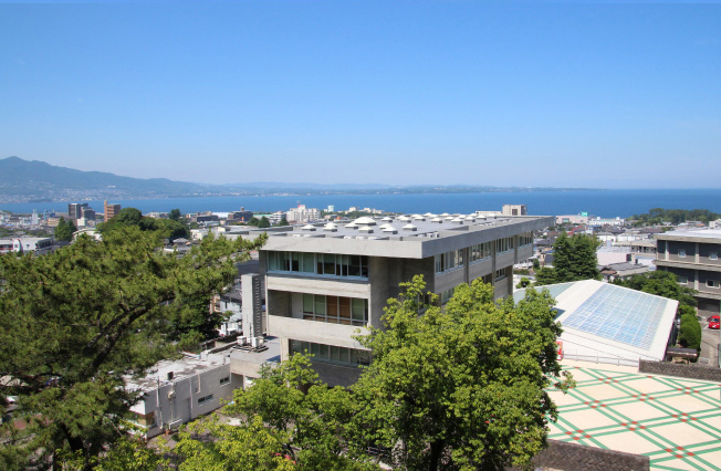 石垣キャンパスから海越しに大分、日出、杵築が眺望できる。晴れた日には遠く四国の山並みや佐田岬が見える。
